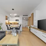 Skypark Spacious Free Parking Апартаменты